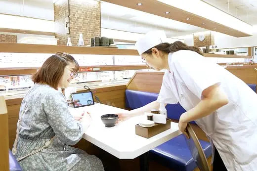 接客をしている様子