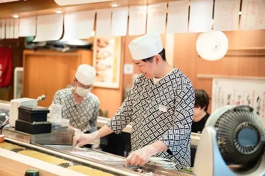 配属店研修を行っている様子
